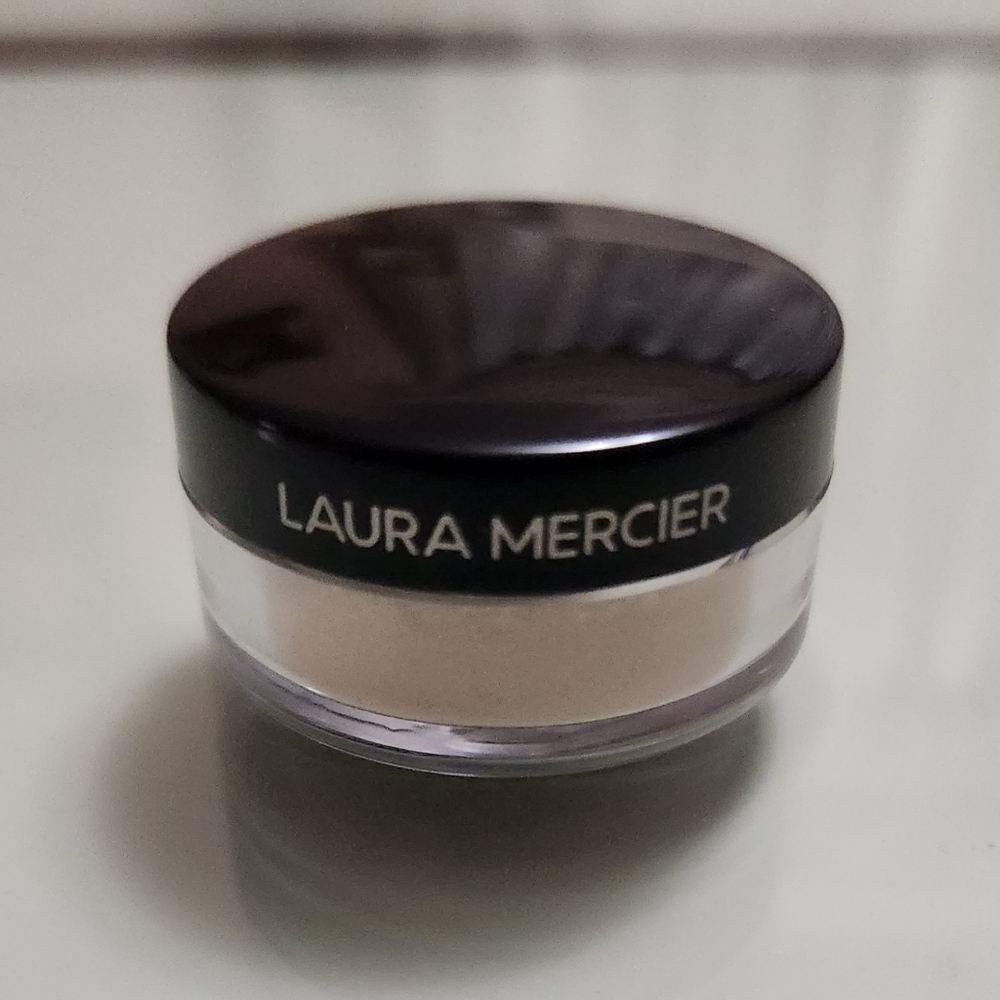 FREE WITH $20 PURCHASE✨️HOST PICK✨️BNWT Laura Mercier Setting Powder - Picture 2 of 4